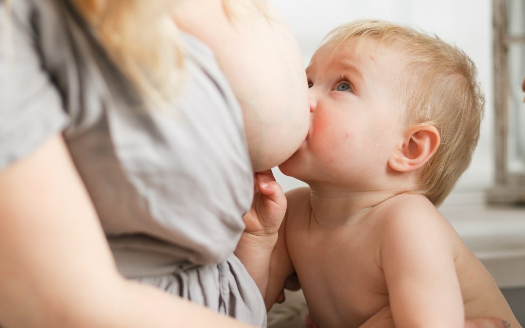 la lactancia afecta al habla de bebe mayor mamando