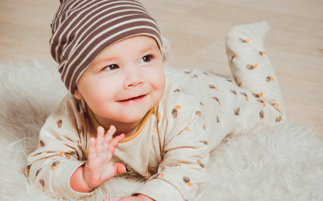 bebé haciendo un gesto y sonriendo como precursores del lenguaje adulto